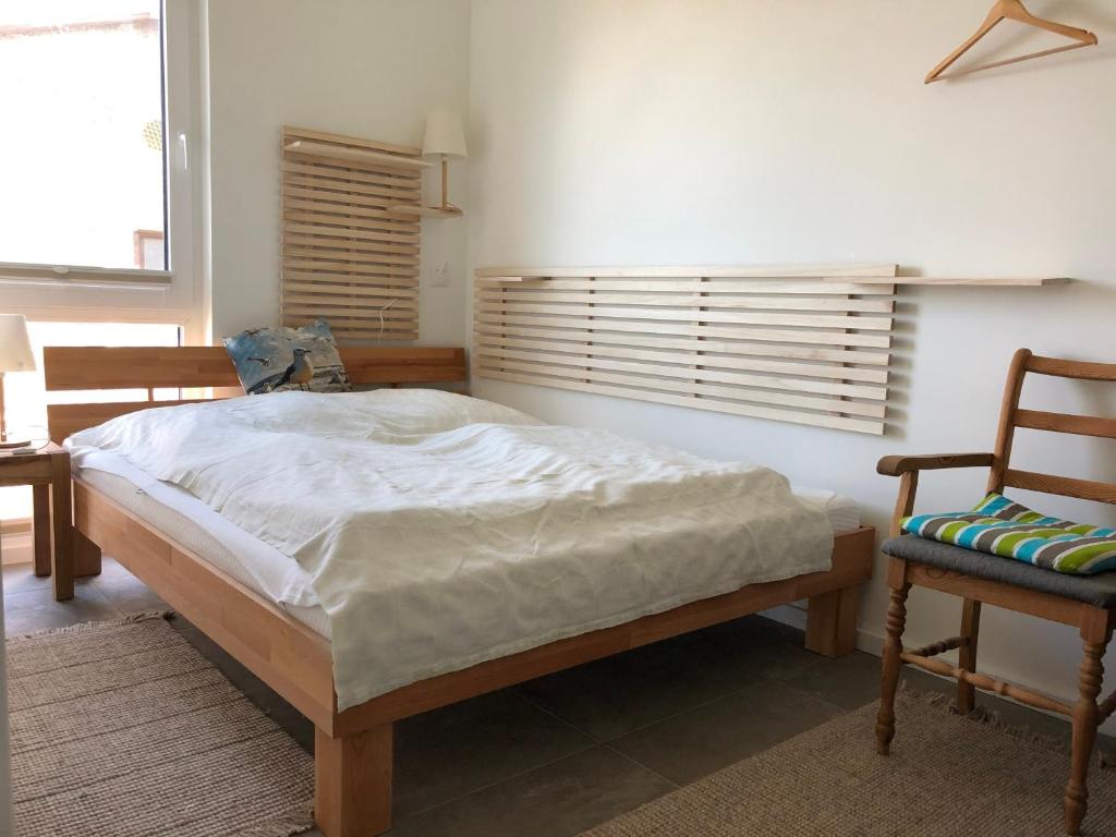 Schlafzimmer mit Doppelbett in der Ferienwohnung Lia