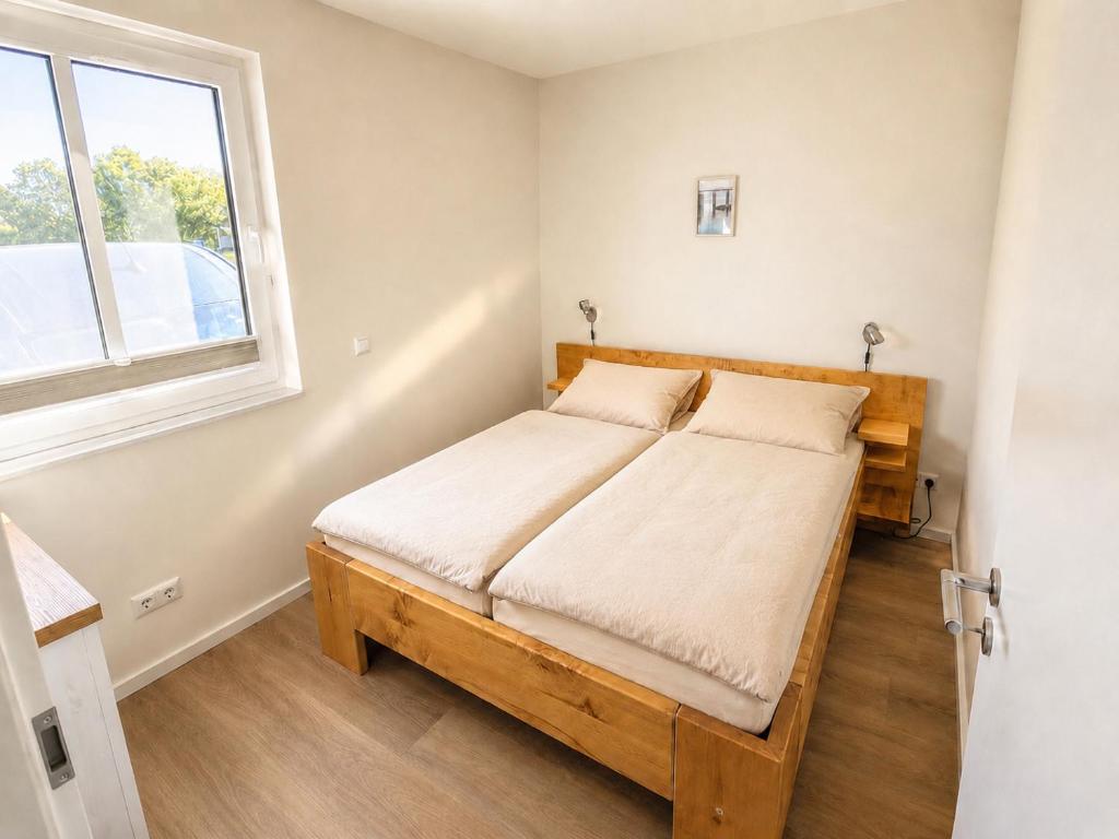 Schlafzimmer mit Holzbett in der Ferienwohnung Paul